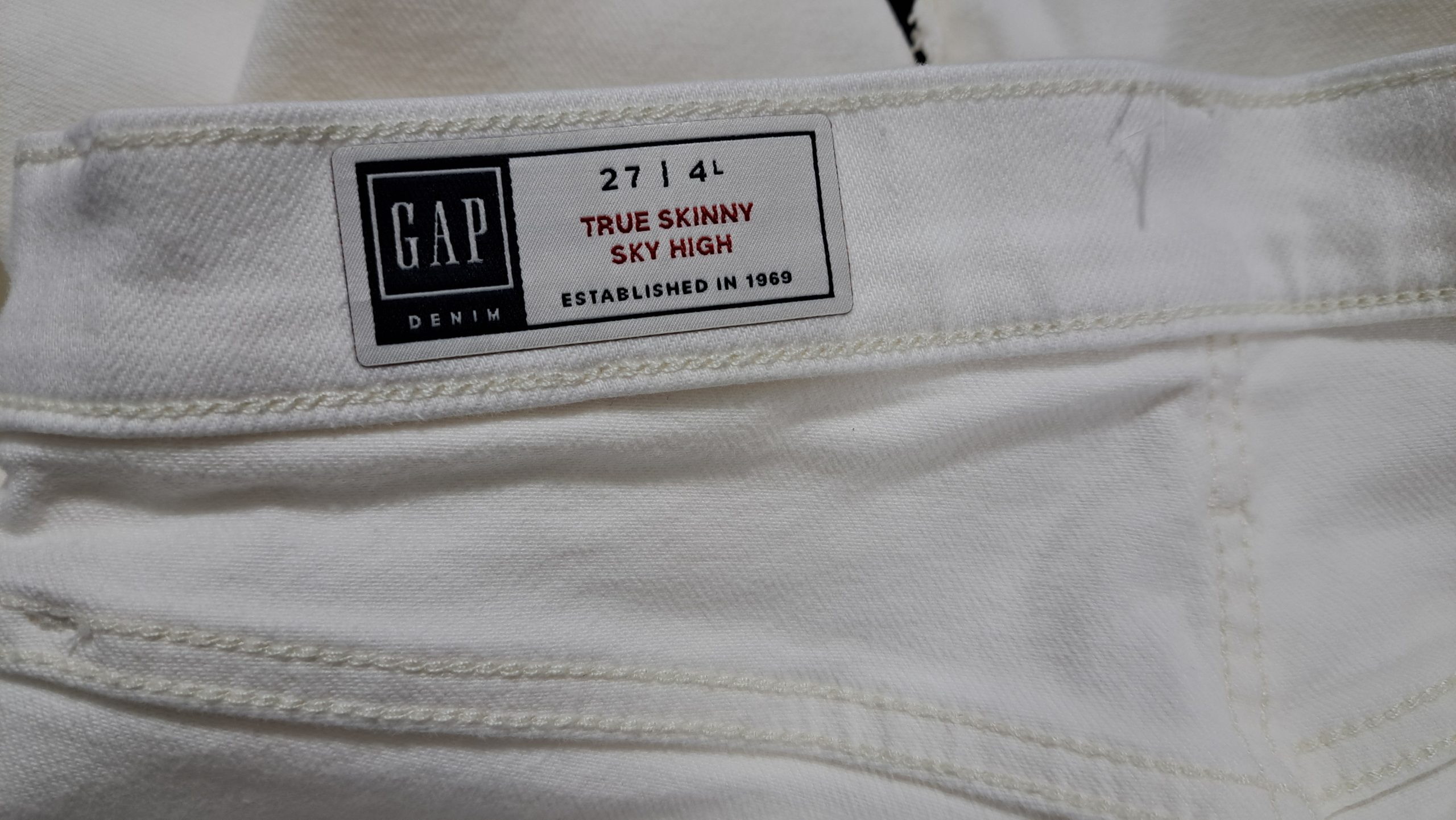 GAP True Skinny Sky High White Jeans Women's Size 27/4 .