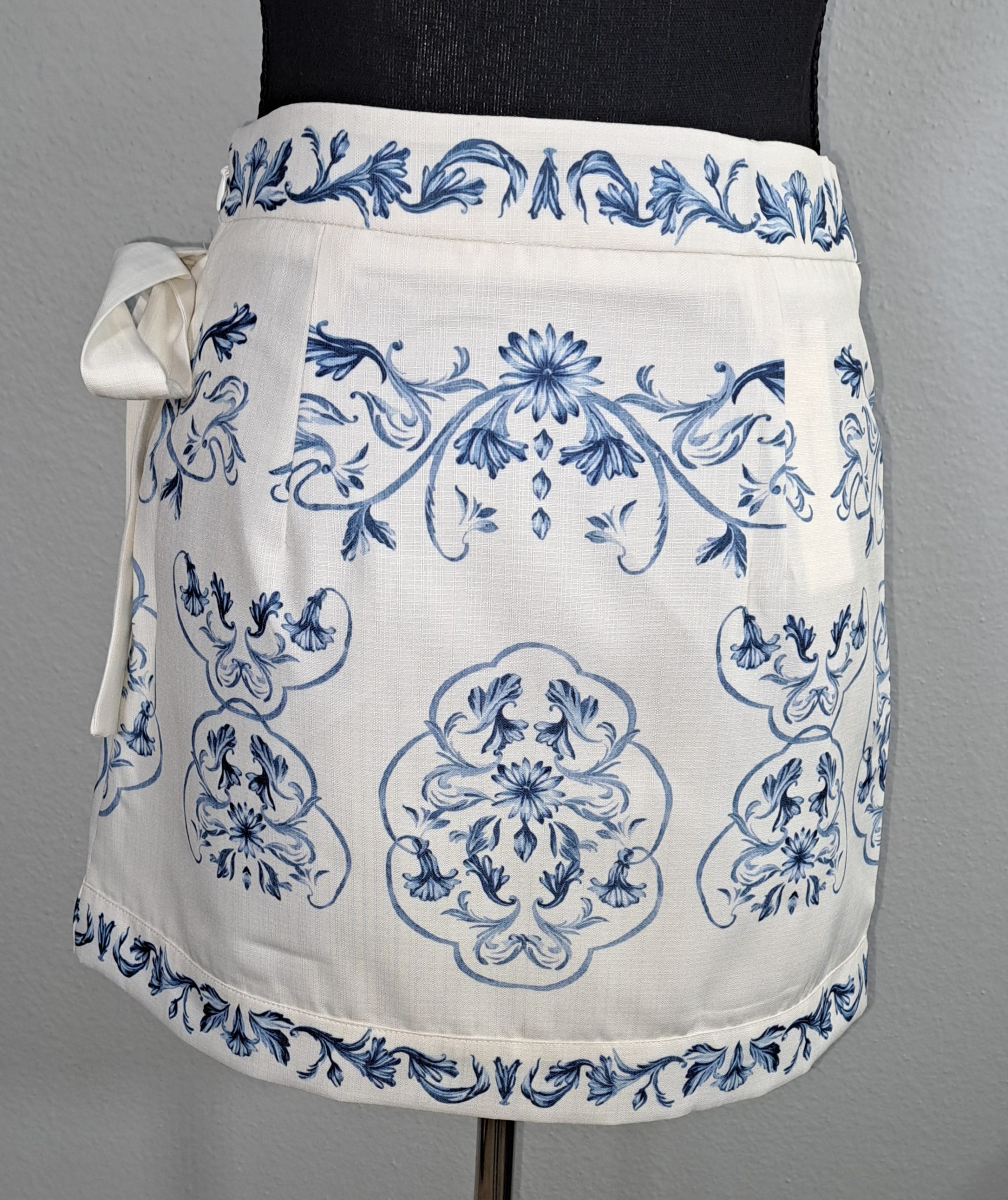 COMMENSE Women's Wrap Skirt XS White Blue Porcelain Print Side Tie NWT